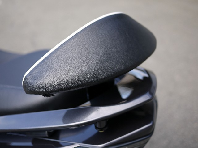 DCR シグナスX　バックレスト　パイピングホワイト DCR-195W