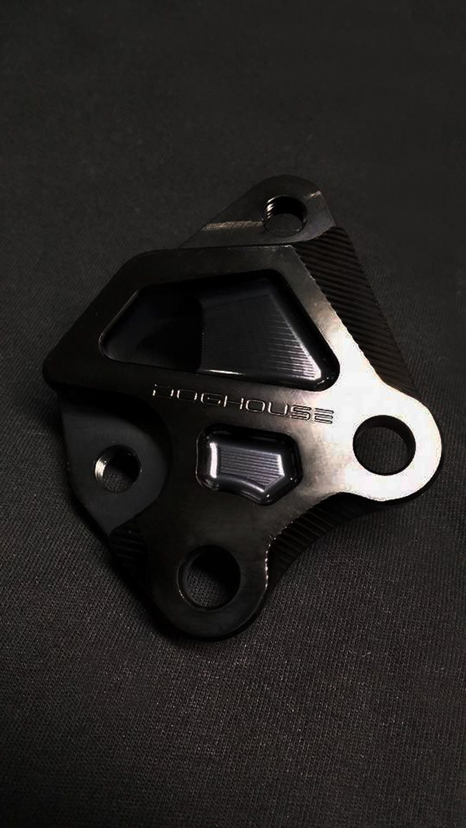 DOG HOUSE 4TH CYGNUS X(シグナスX）BREMBO 40mmピッチ 245mmフロントディスク用キャリパーサポート ブラック TA-DOG-CS001BK