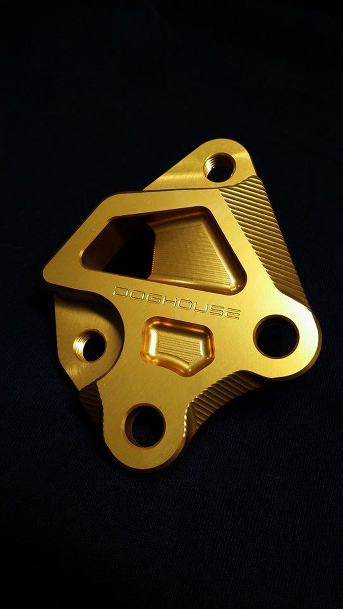 DOG HOUSE 4TH CYGNUS X(シグナスX）BREMBO 40mmピッチ 245mmフロントディスク用キャリパーサポート ゴールド TA-DOG-CS001GD