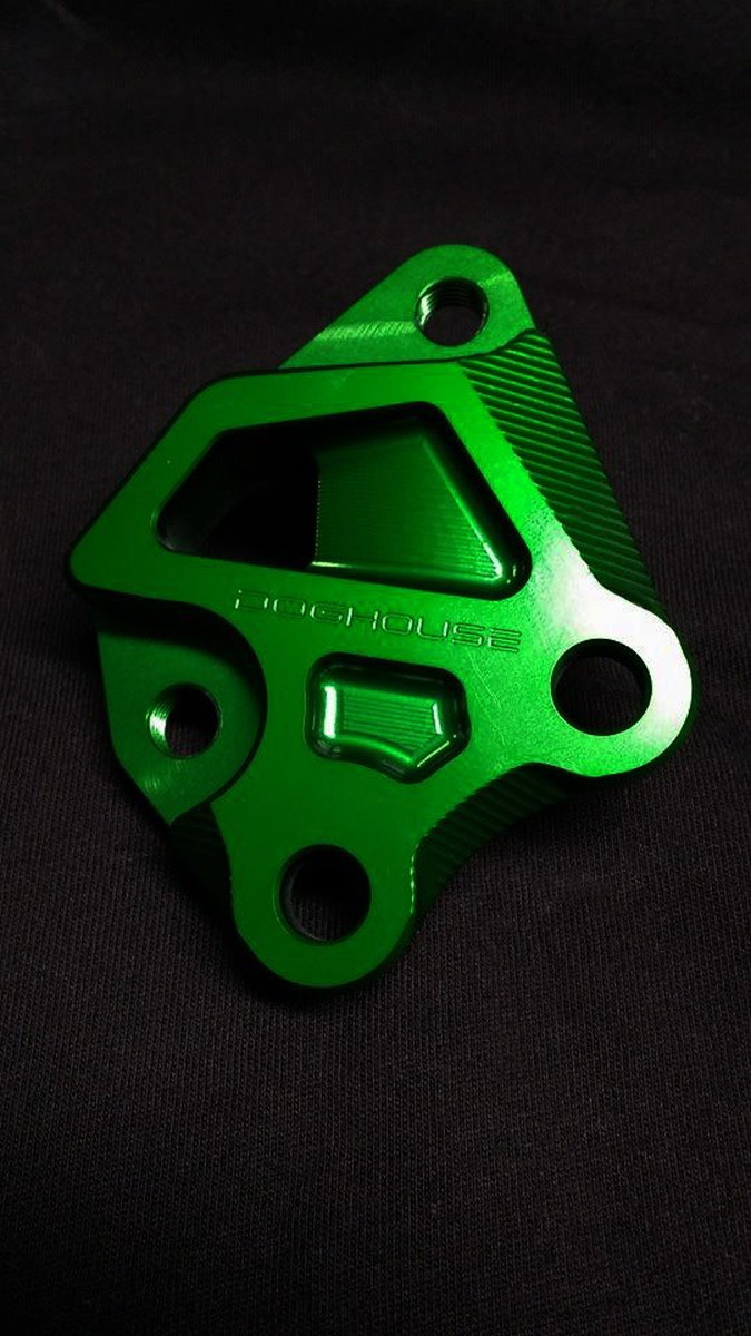 DOG HOUSE 4TH CYGNUS X(シグナスX）BREMBO 40mmピッチ 245mmフロントディスク用キャリパーサポート グリーン TA-DOG-CS001GN