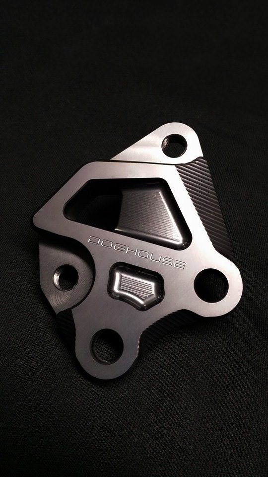 DOG HOUSE 4TH CYGNUS X(シグナスX）BREMBO 40mmピッチ 245mmフロントディスク用キャリパーサポート グレー TA-DOG-CS001GR