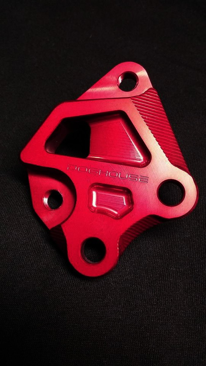 DOG HOUSE 4TH CYGNUS X(シグナスX）BREMBO 40mmピッチ 245mmフロントディスク用キャリパーサポート レッド TA-DOG-CS001RD