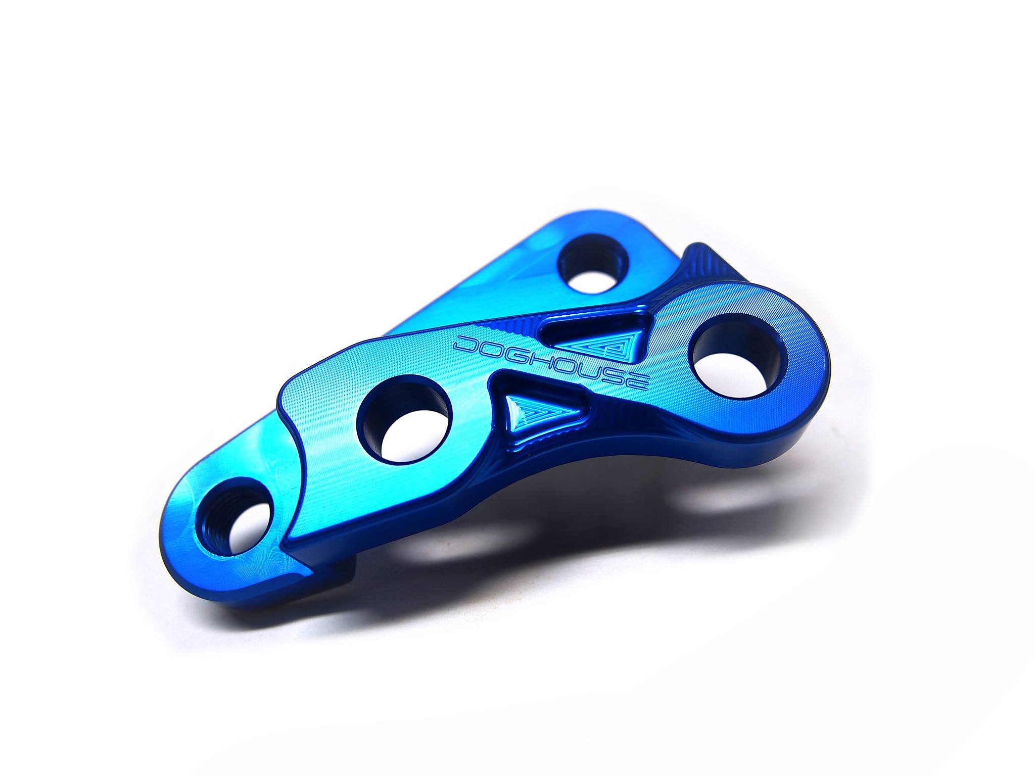 DOG HOUSE MAJESTY S(マジェスティS） SMAX 267mm.ディスク　BREMBO 4ポット 40mmピッチ用キャリパーサポート ブルー Ver.2 TA-DOG-CS003BL