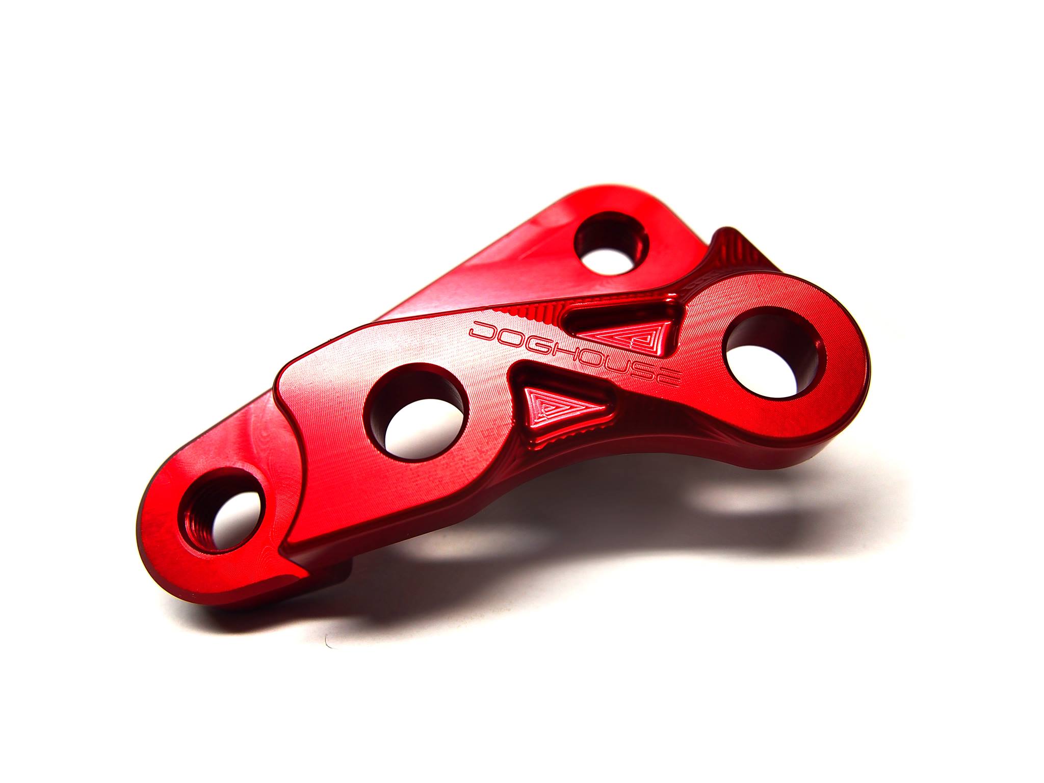 DOG HOUSE MAJESTY S(マジェスティS） SMAX 267mm.ディスク　BREMBO 4ポット 40mmピッチ用キャリパーサポート レッド Ver.2 TA-DOG-CS003RD