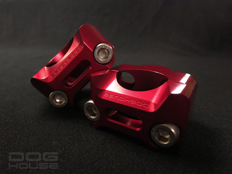 DOG HOUSE BW`S125　φ28.6mmテーパーハンドル用 ハンドルクランプセット　レッド TA-DOG-HD001RD